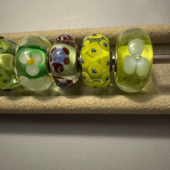 New Trollbeads 7 unique yellow/green glass beads including 3 turtles - Picture 3 of 4